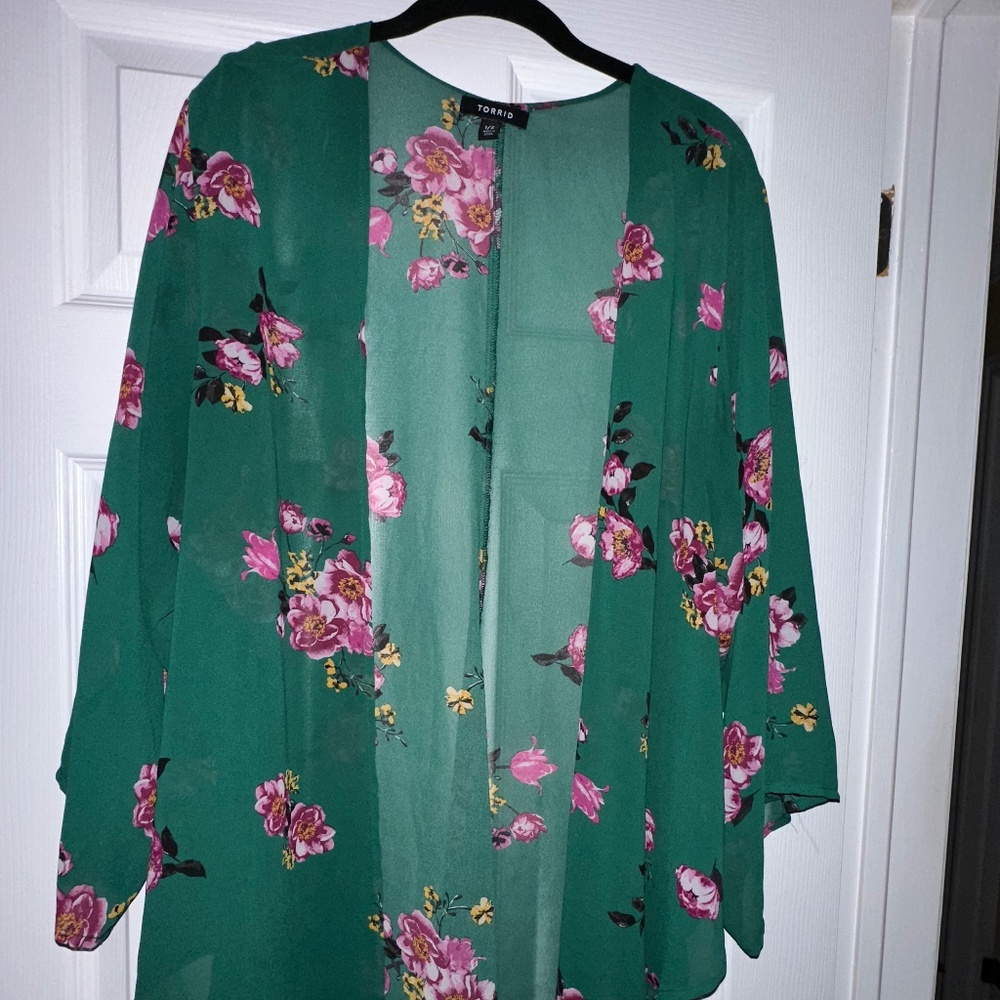 Torrid Size 1/2 Green Floral Duster – Dark Pink Flowers, Flowy & Open, 3/4 Sleev